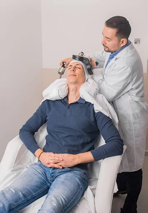 Doctor LaFuente en una sesión de Estimulación Magnética Transcraneal repetitiva (EMTr) en Málaga